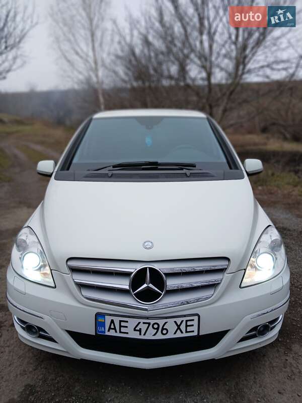 Хэтчбек Mercedes-Benz B-Class 2011 в 
