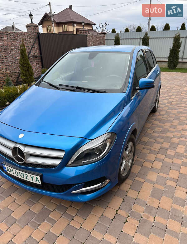 Хэтчбек Mercedes-Benz B-Class 2016 в 