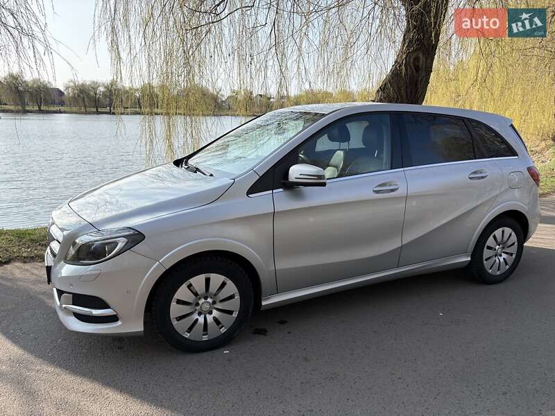 Хэтчбек Mercedes-Benz B-Class 2017 в 