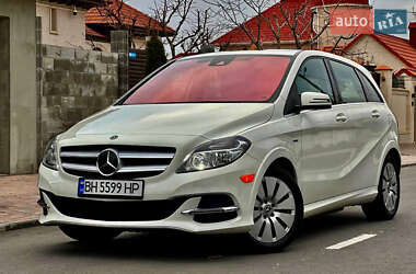 Хэтчбек Mercedes-Benz B-Class 2017 в 