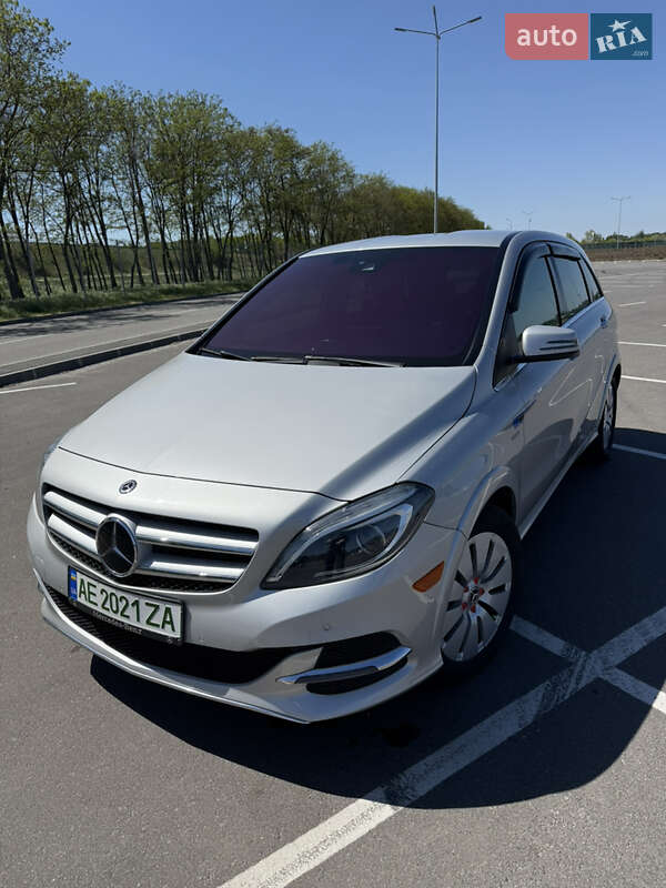 Хэтчбек Mercedes-Benz B-Class 2017 в 
