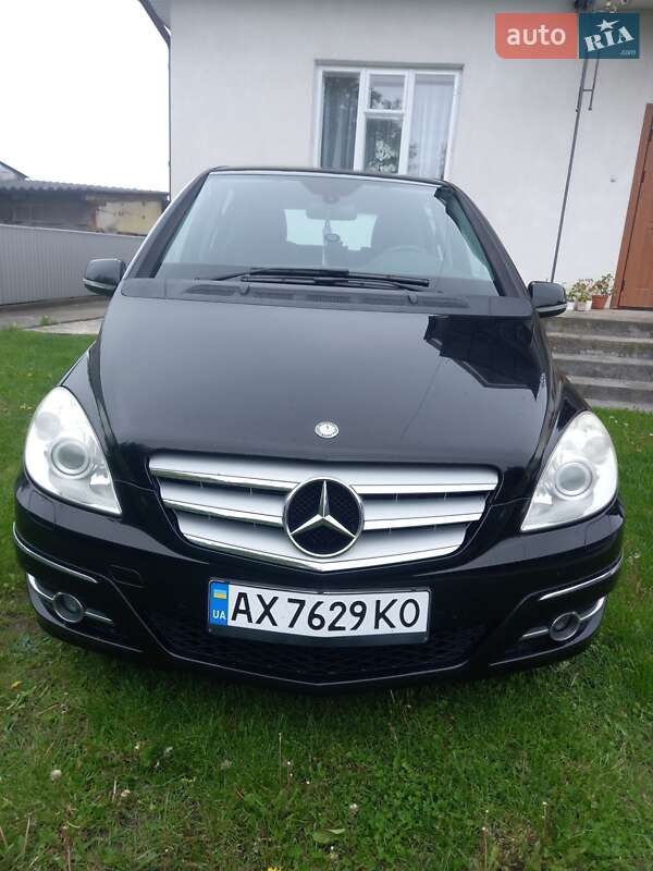Хэтчбек Mercedes-Benz B-Class 2010 в 