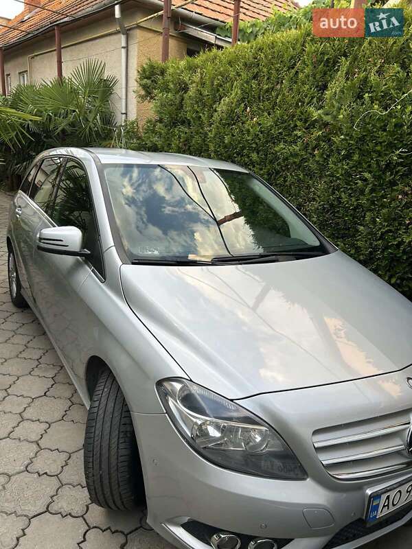 Хэтчбек Mercedes-Benz B-Class 2014 в 