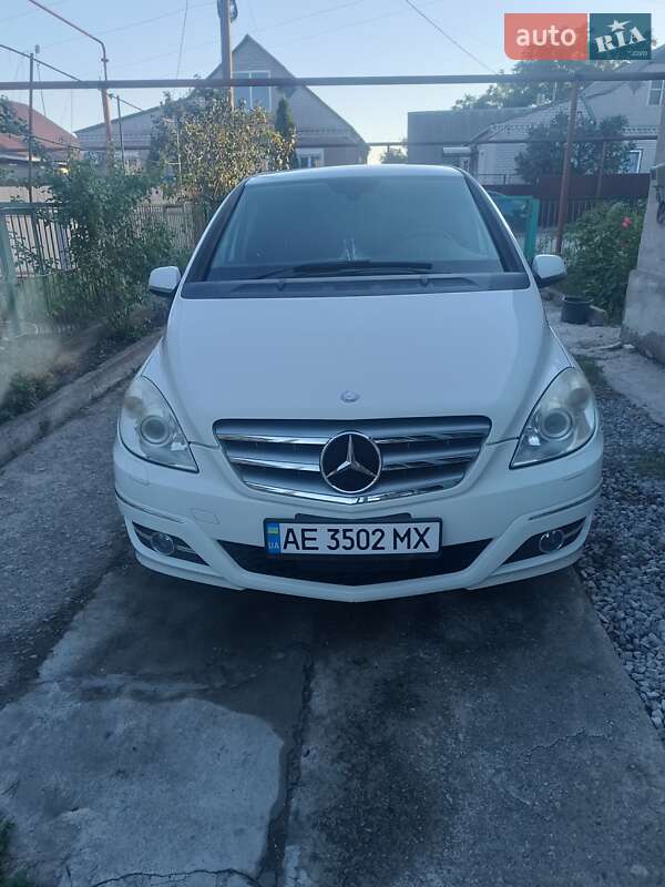 Хэтчбек Mercedes-Benz B-Class 2011 в 