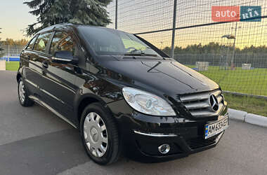 Хэтчбек Mercedes-Benz B-Class 2009 в 