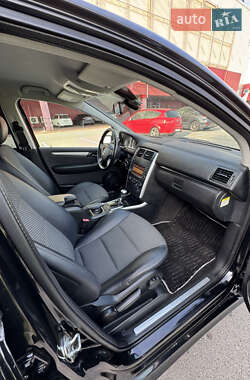 Хэтчбек Mercedes-Benz B-Class 2010 в 