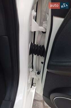 Хэтчбек Mercedes-Benz B-Class 2010 в 