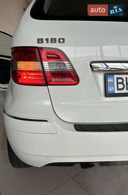 Хэтчбек Mercedes-Benz B-Class 2010 в 