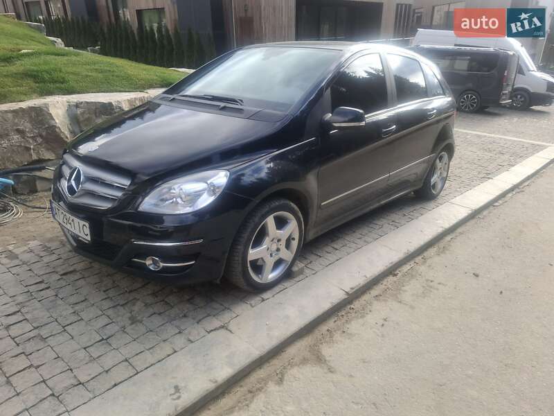 Хетчбек Mercedes-Benz B-Class 2011 в Буковеле фото Хетчбек Mercedes-Benz B-Class 2011 в Буковеле