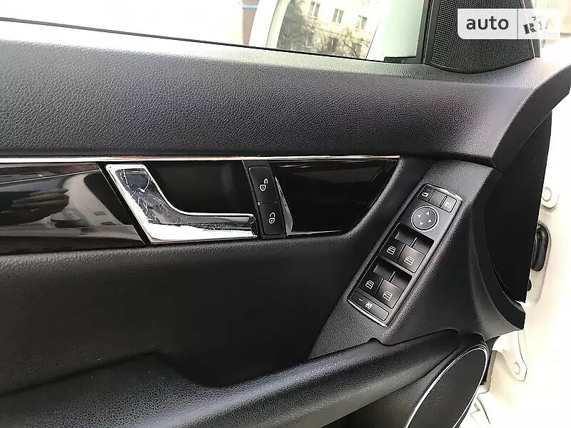 Універсал Mercedes-Benz C-Class 2010 в Чернівцях