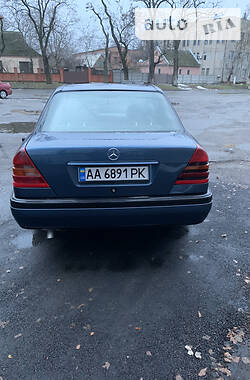 Седан Mercedes-Benz C-Class 1993 в Днепре