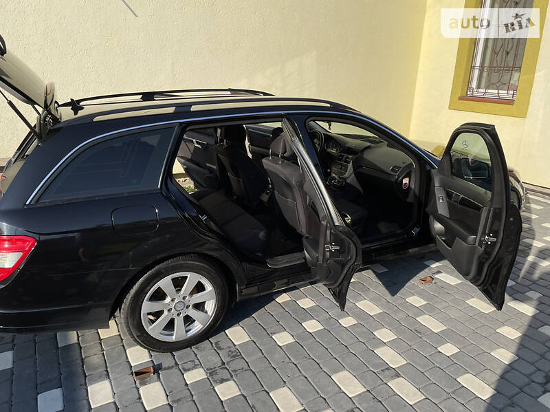 Універсал Mercedes-Benz C-Class 2010 в Чернівцях
