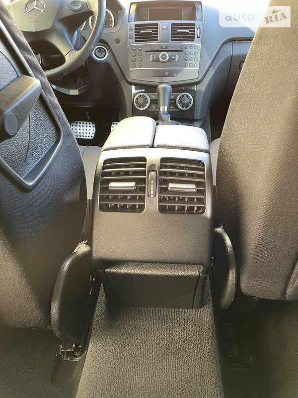 Універсал Mercedes-Benz C-Class 2010 в Чернівцях
