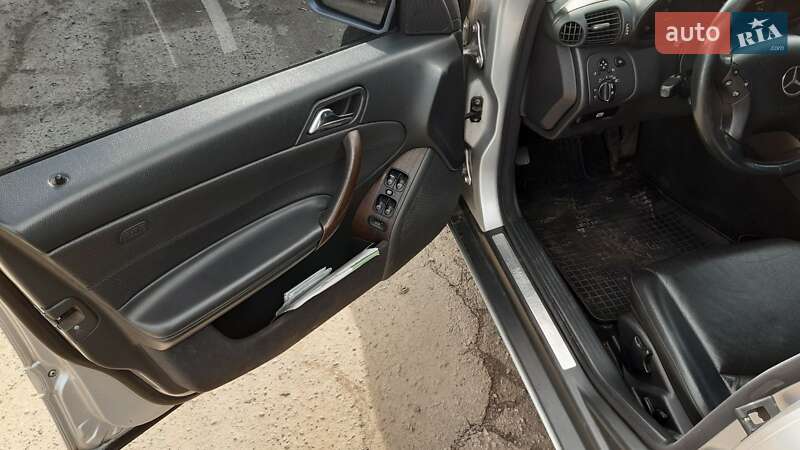 Седан Mercedes-Benz C-Class 2003 в Днепре