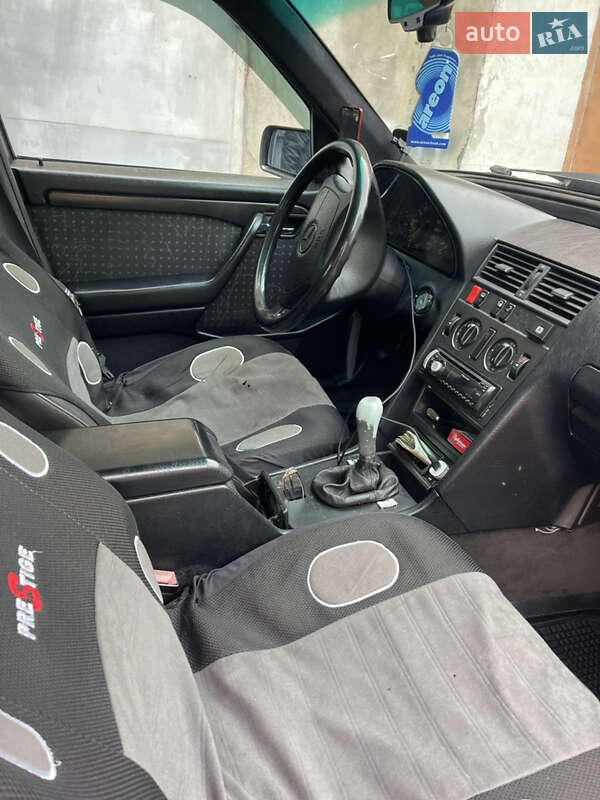 Седан Mercedes-Benz C-Class 1993 в Черновцах