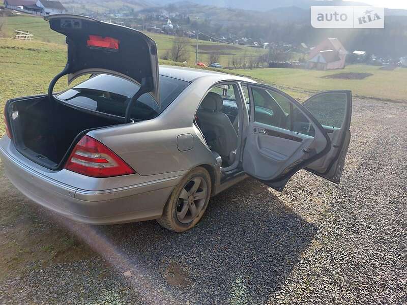 Седан Mercedes-Benz C-Class 2005 в Сваляве