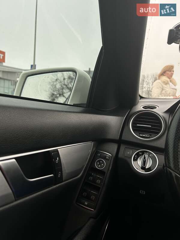 Седан Mercedes-Benz C-Class 2011 в Львове