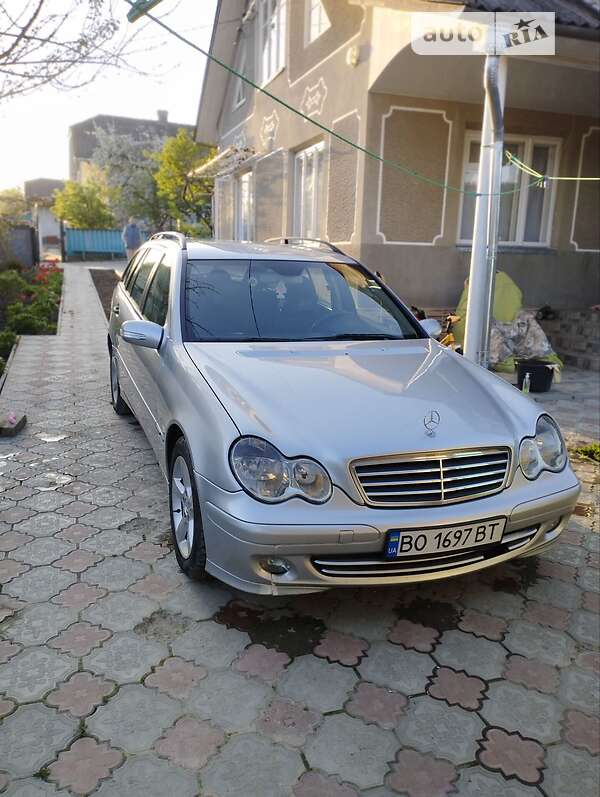 Універсал Mercedes-Benz C-Class 2004 в Чернівцях