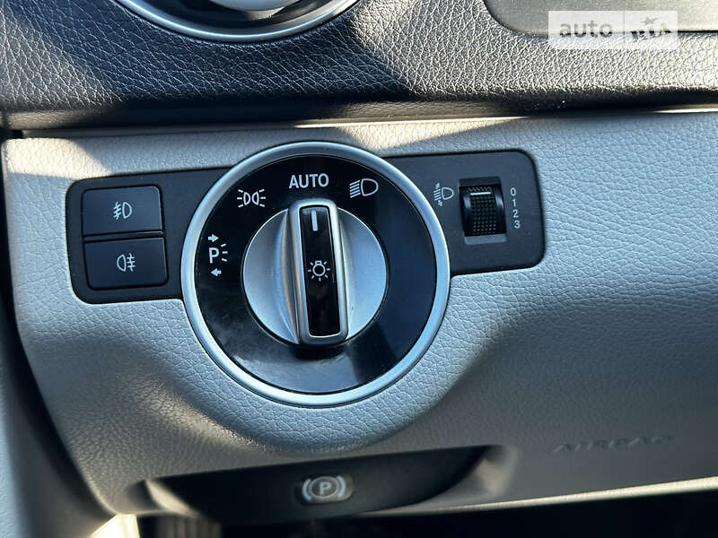 Універсал Mercedes-Benz C-Class 2011 в Чернівцях