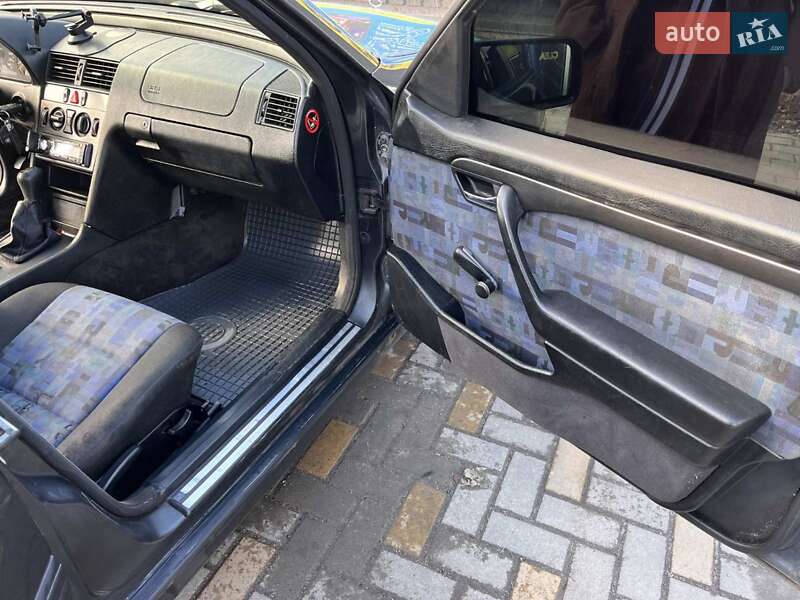 Седан Mercedes-Benz C-Class 1996 в Гайвороне