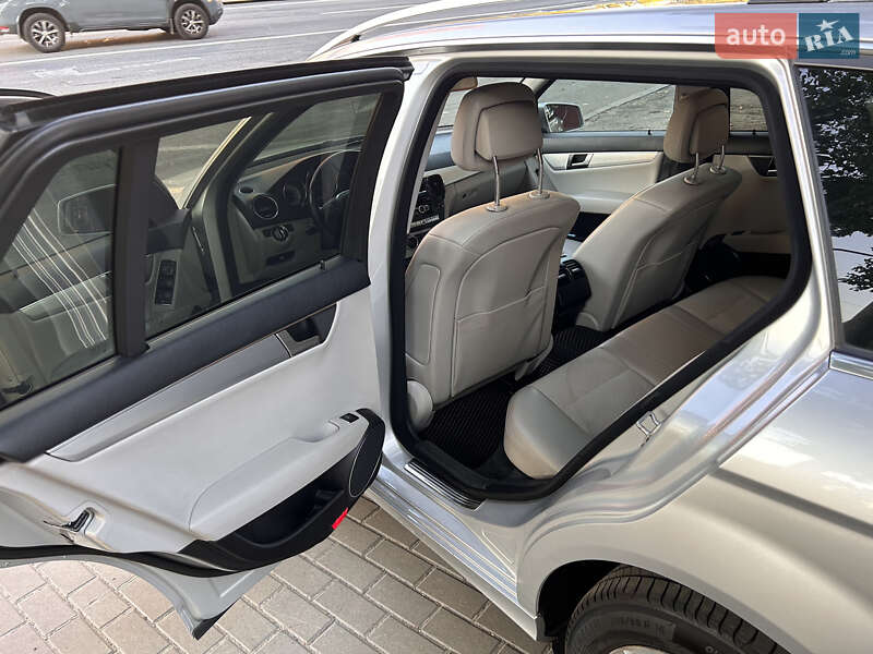 Універсал Mercedes-Benz C-Class 2011 в Києві