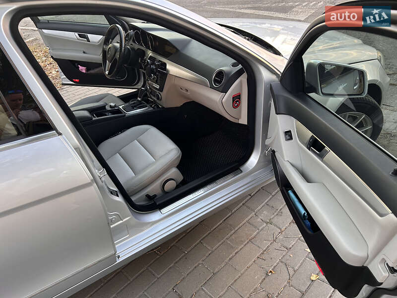 Універсал Mercedes-Benz C-Class 2011 в Києві