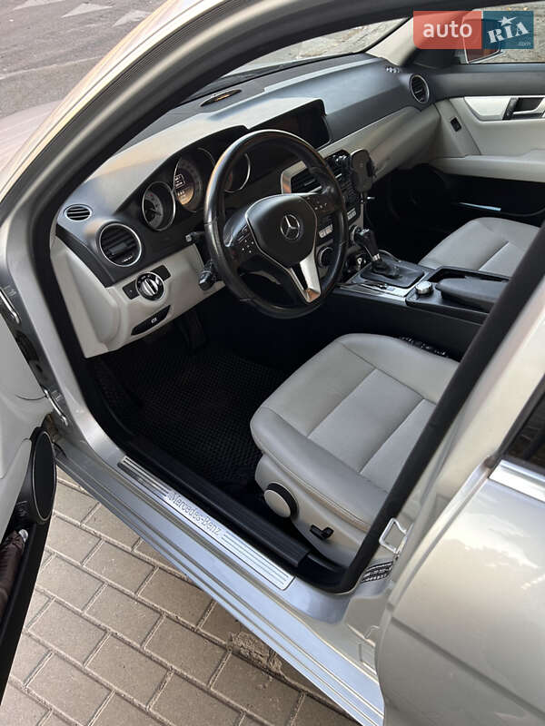 Універсал Mercedes-Benz C-Class 2011 в Києві