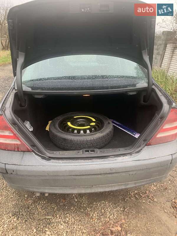 Седан Mercedes-Benz C-Class 2004 в Бурштыне