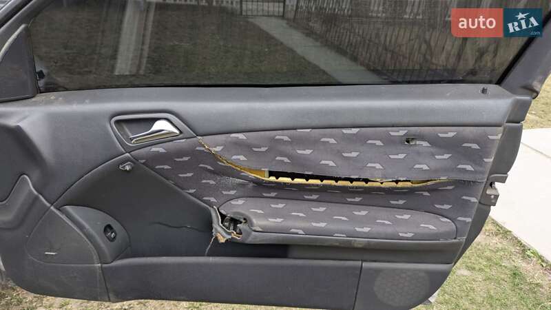 Купе Mercedes-Benz C-Class 2003 в Чернівцях