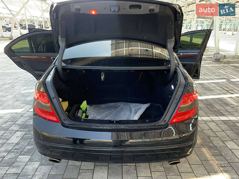Седан Mercedes-Benz C-Class 2010 в Винниках