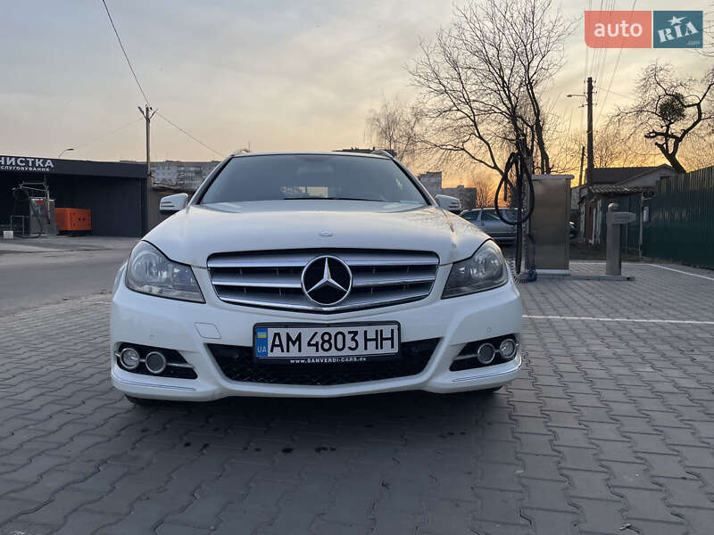 Универсал Mercedes-Benz C-Class 2011 в Житомире