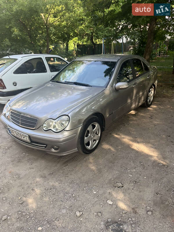 Седан Mercedes-Benz C-Class 2004 в Днепре