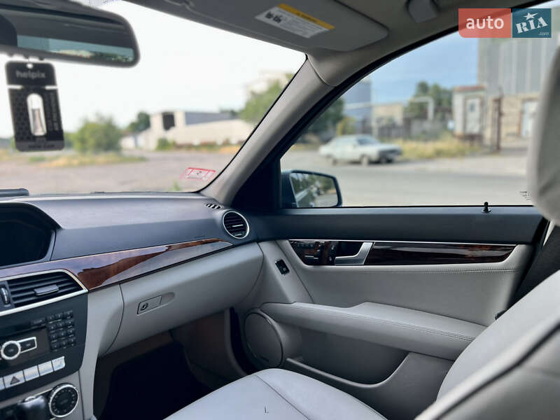Седан Mercedes-Benz C-Class 2011 в Черкассах