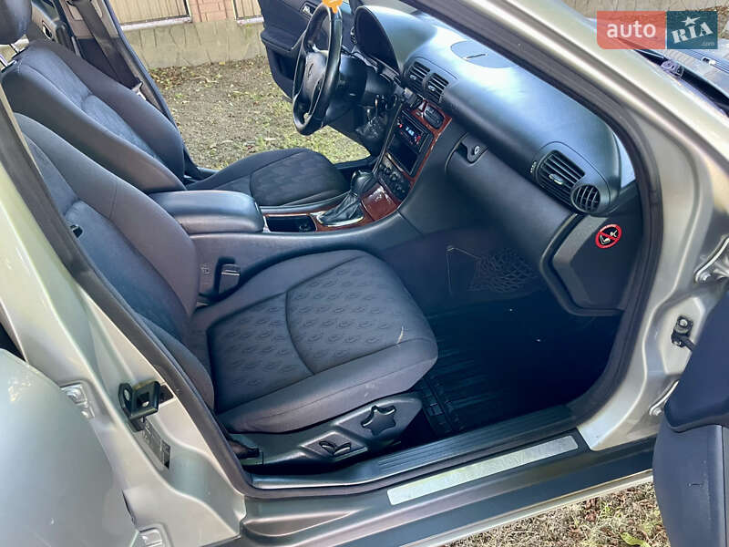 Седан Mercedes-Benz C-Class 2002 в Чернівцях