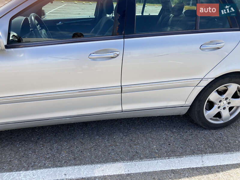 Універсал Mercedes-Benz C-Class 2003 в Чернівцях