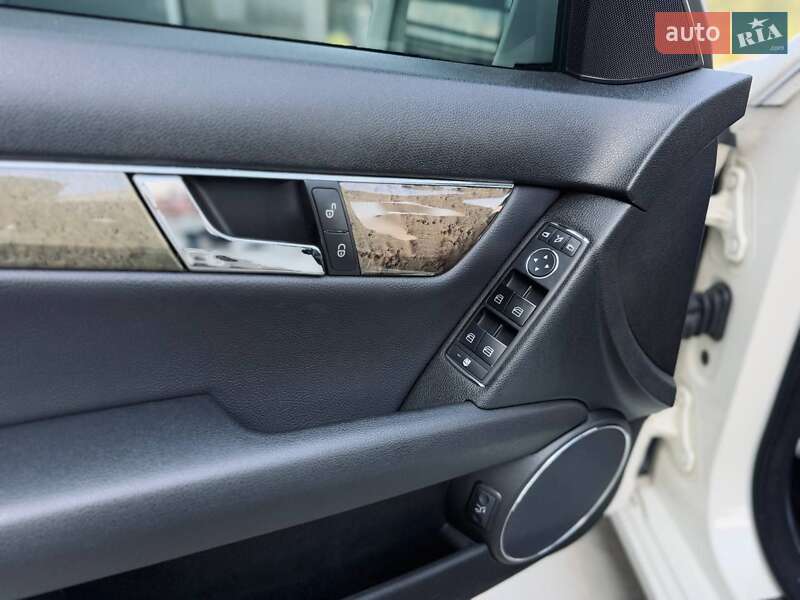 Універсал Mercedes-Benz C-Class 2009 в Києві
