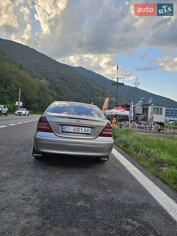Седан Mercedes-Benz C-Class 2003 в Вараше
