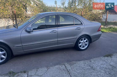 Седан Mercedes-Benz C-Class 2003 в  фото 3 Седан Mercedes-Benz C-Class 2003 в