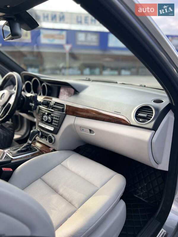 Седан Mercedes-Benz C-Class 2011 в Ивано-Франковске