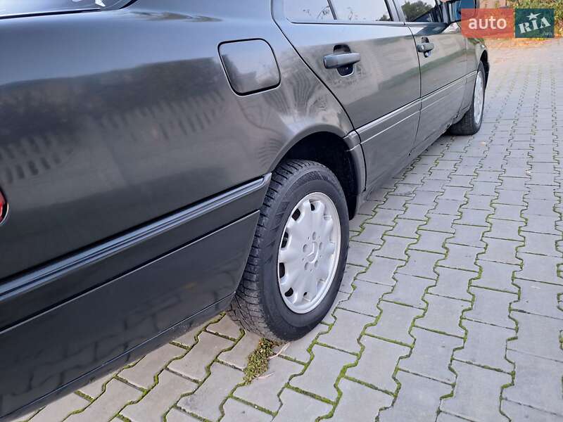 Седан Mercedes-Benz C-Class 1994 в Чернівцях