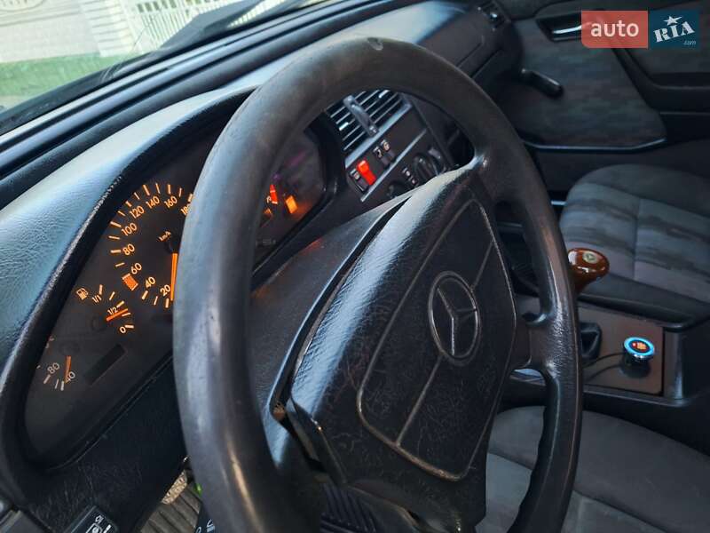 Седан Mercedes-Benz C-Class 1994 в Чернівцях