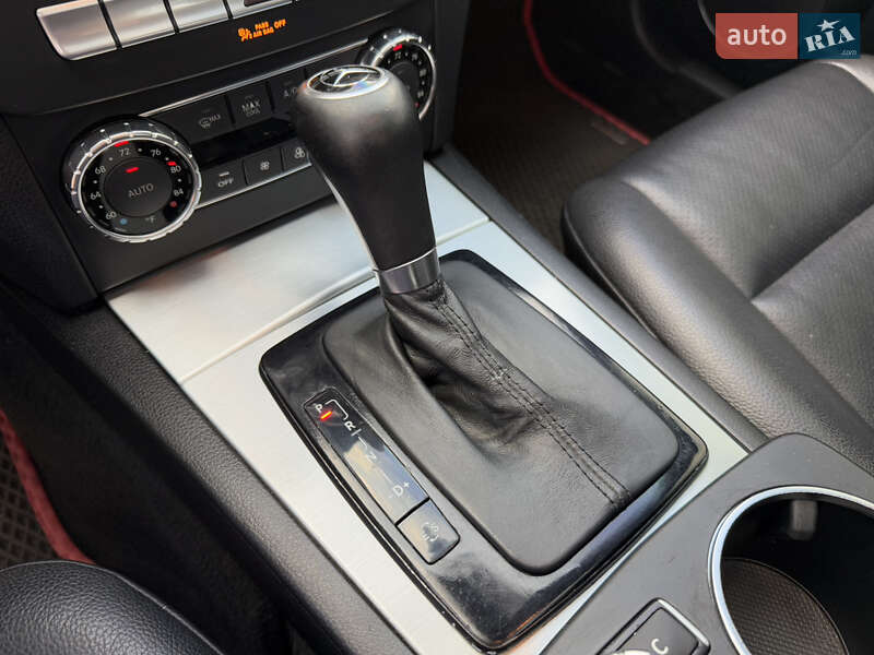 Седан Mercedes-Benz C-Class 2012 в Днепре