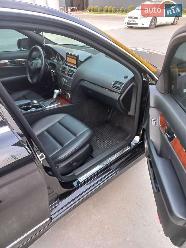 Седан Mercedes-Benz C-Class 2010 в Днепре