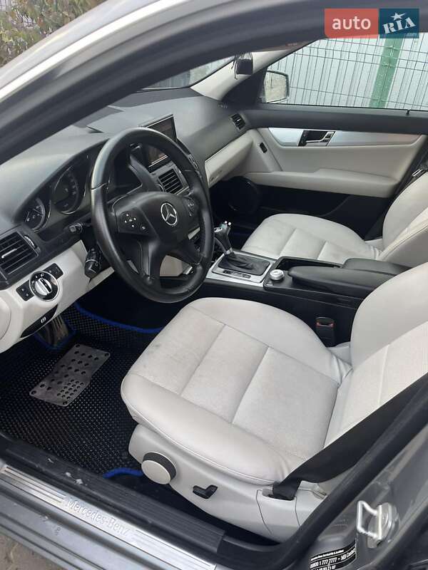 Універсал Mercedes-Benz C-Class 2010 в Івано-Франківську