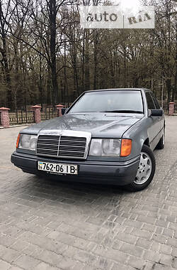 Седан Mercedes-Benz E 200 1985 в Владимирце