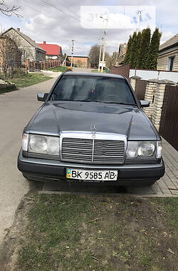 Седан Mercedes-Benz E 200 1987 в Ровно
