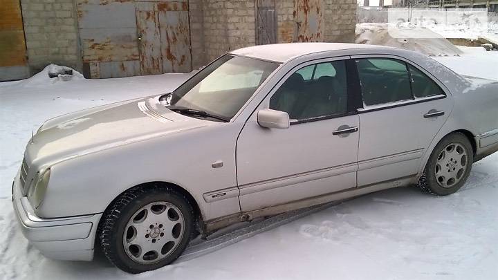 Mercedes-Benz E 220 1998 року