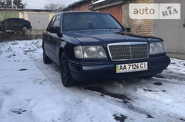 Седан Mercedes-Benz E 220 1993 в Киеве