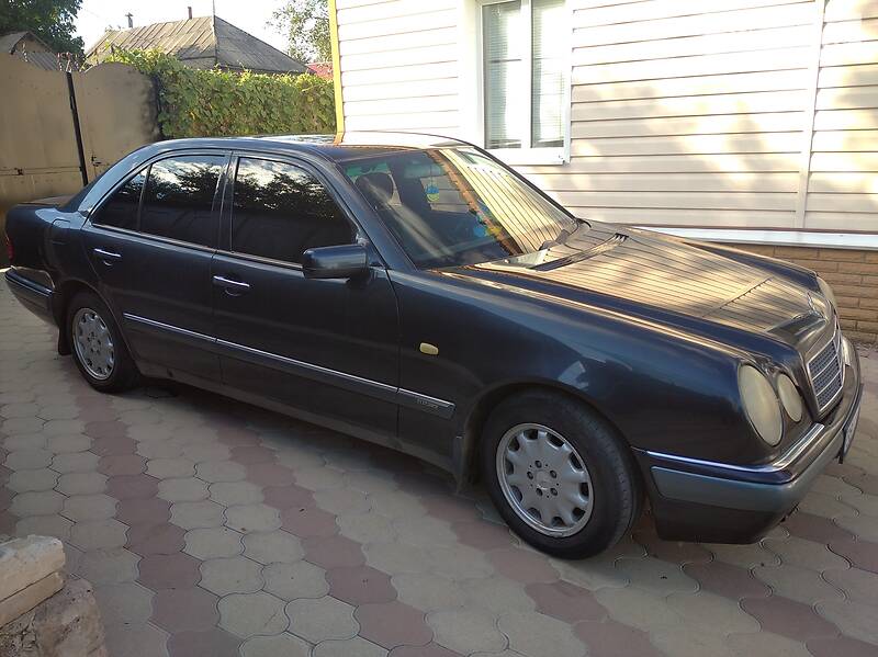 Mercedes-Benz E 230