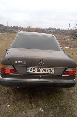 Седан Mercedes-Benz E 230 1990 в Казатине